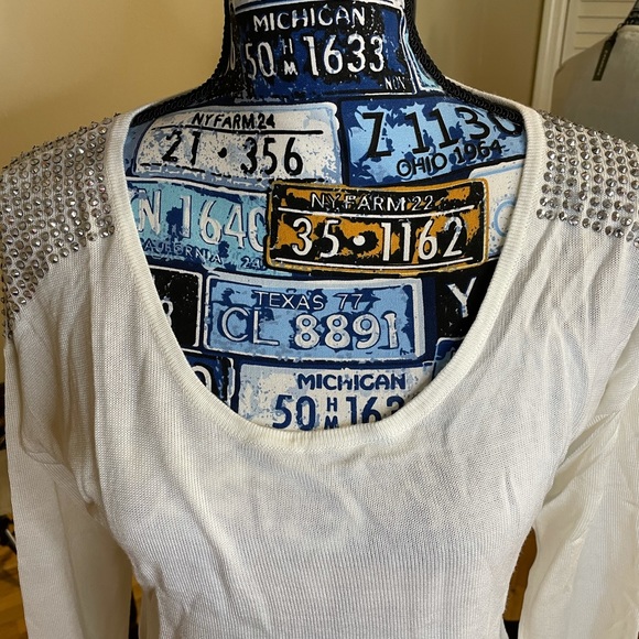 ❌SOLD❌NWT White Rhinestone Shoulder Top - Picture 2 of 5